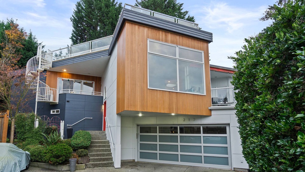 Kirkland House | Stunning, centrally located Modern Home with easy Lake access