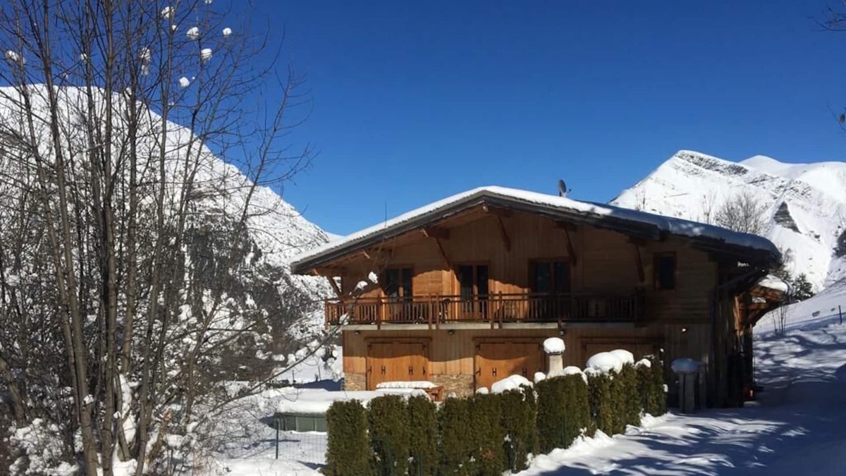 Mont-de-Lans Ski Chalet | Stunning chalet, catering for up to 12 people, ski and bike access.