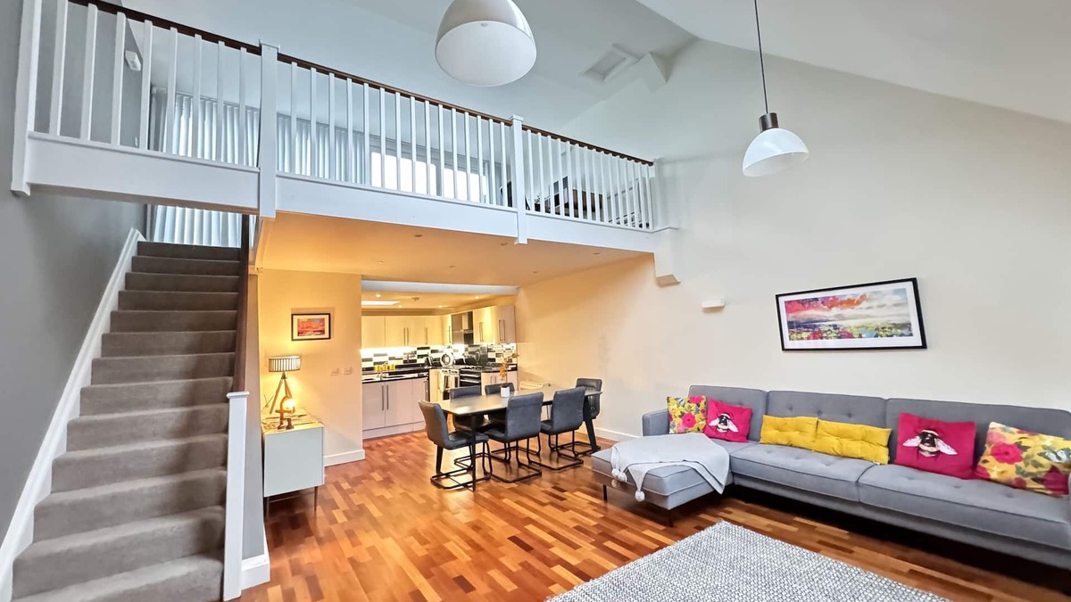 Stamford House | Stunning, Chic 3-4 Bed House! 4 Storeys