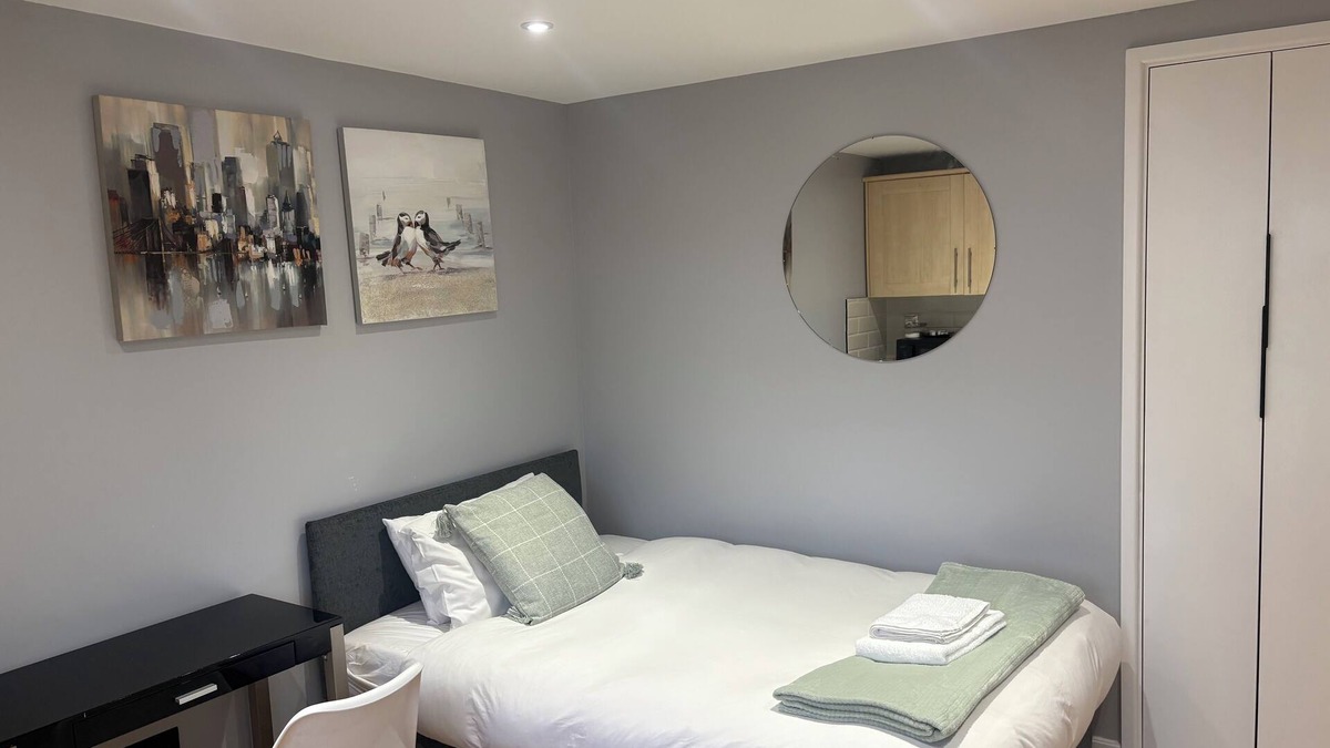 Hemel Hempstead Apartment | Stunning, chic and bright studio apartment in the heart of Hemel Hempstead.