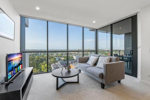 Milton Apartment | Stunning cityview 1BR Apt, 1 min to train