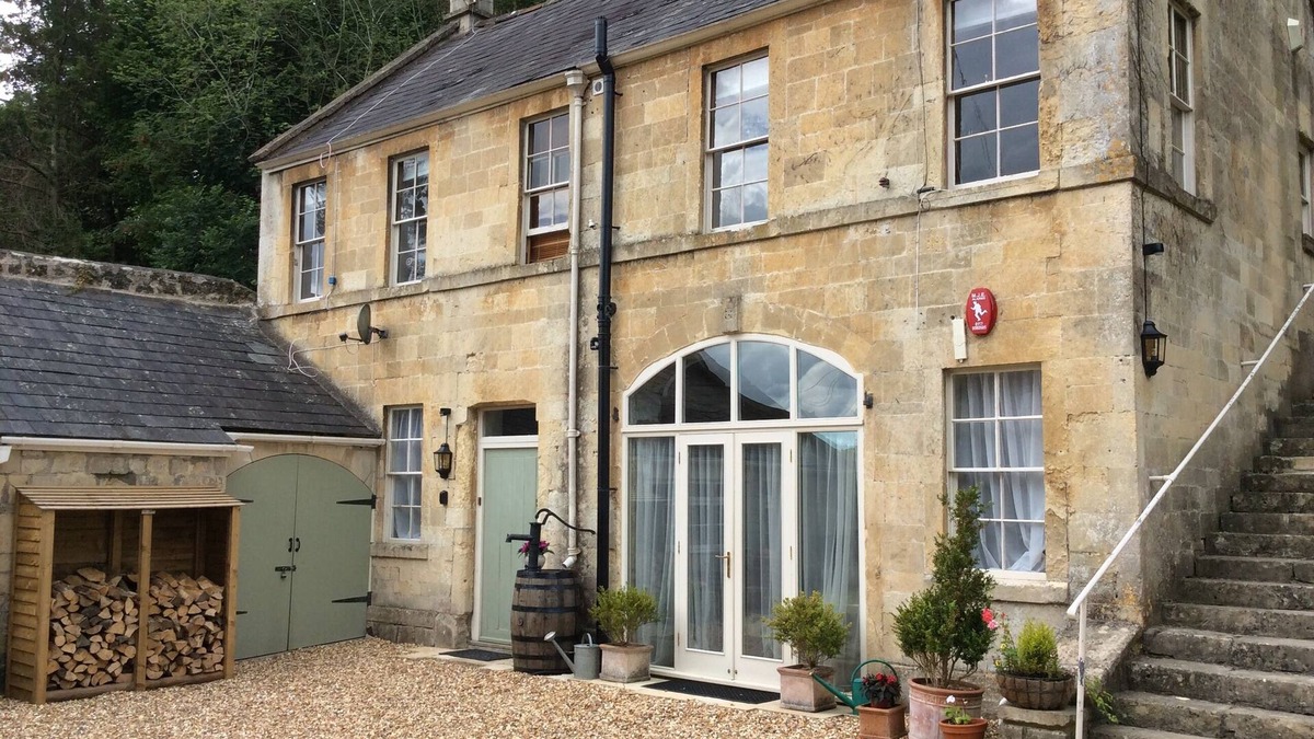 Limpley Stoke House | STUNNING COACH HOUSE 10 MINUTE BATH, SLEEPS 8, OPEN FIRE & TABLE TENNIS