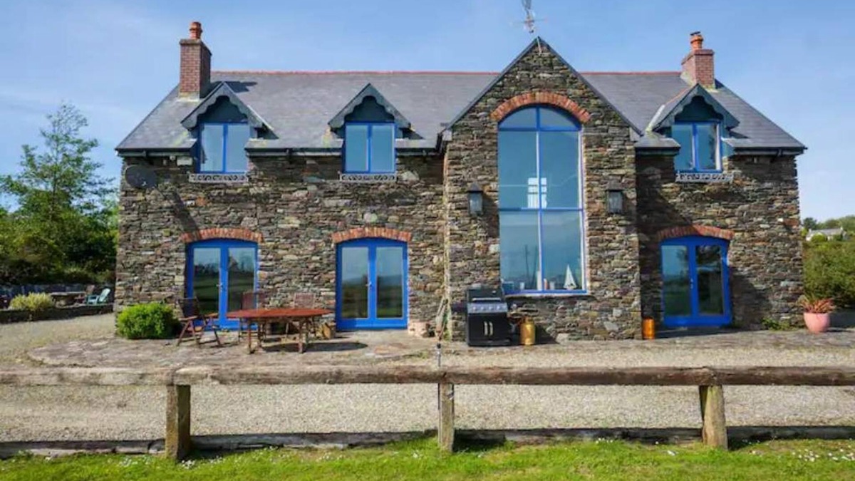 Schull House | Stunning Coastal hideaway in West Cork, sea view, perfect for hikers