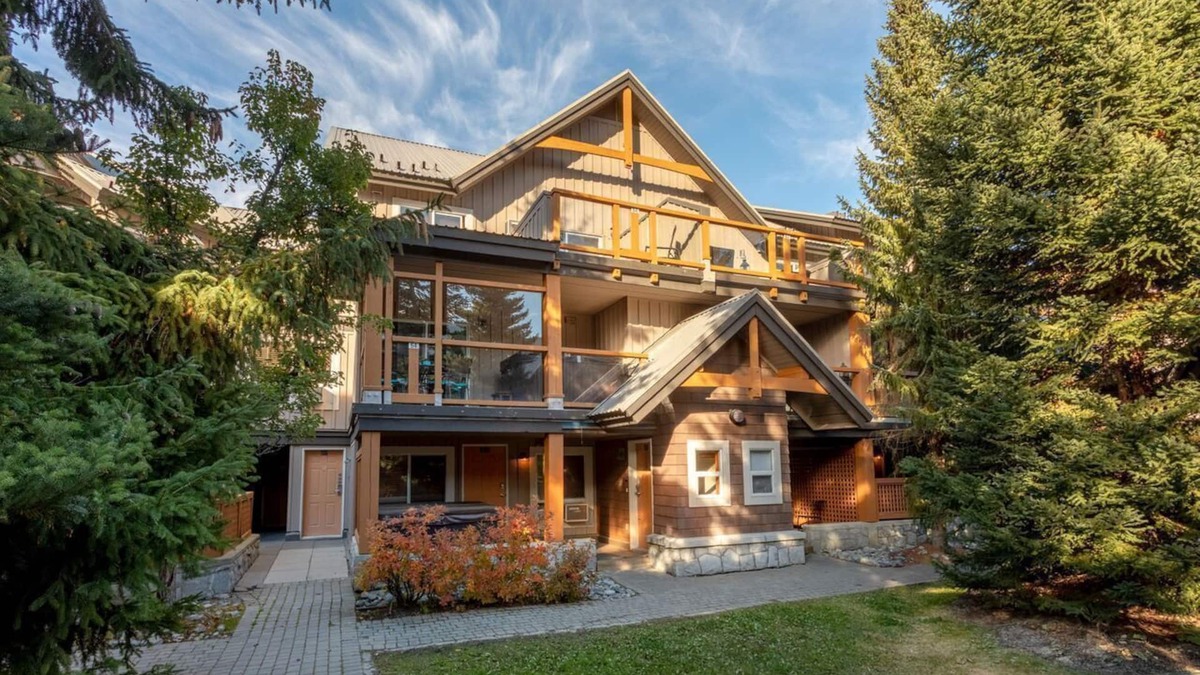 Village North Condo | STUNNING CONDO IN THE HEART OF WHISTLER BC