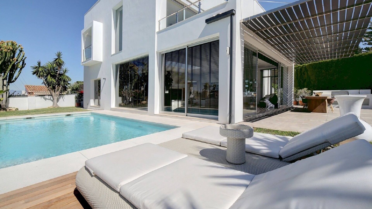 Urbanizacion el Rosario Villa | Stunning Contemporary Villa next to Golf Resort