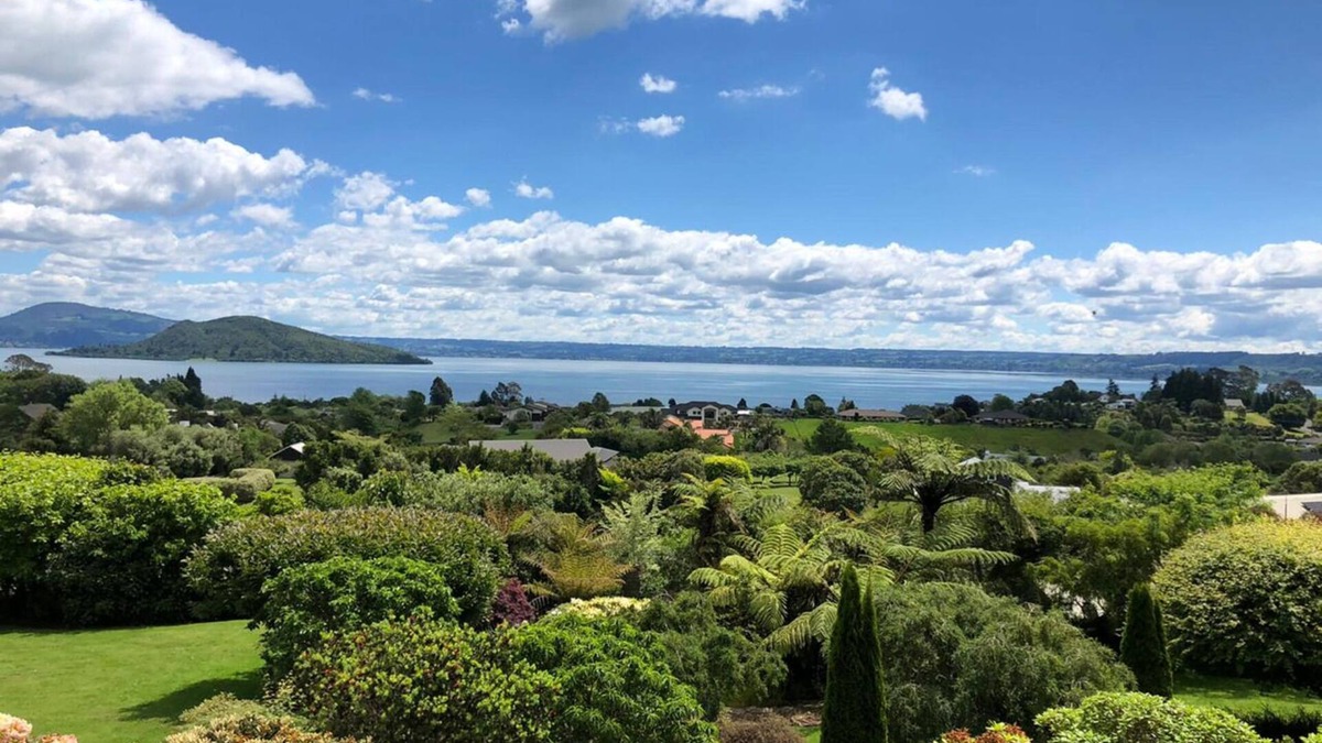 Tikitere House | Stunning country estate, 2 acres of manicured gardens & breathtaking lake views