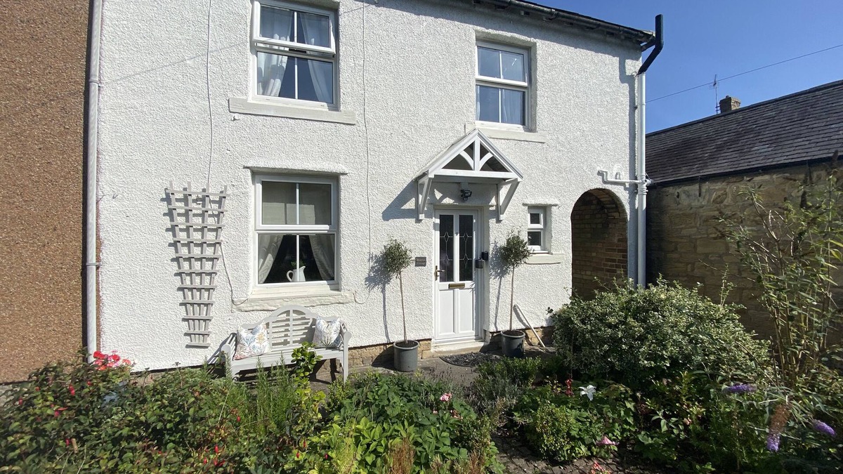 Warkworth Cottage | Stunning courtyard cottage set back from the River Coquet. With castle views.