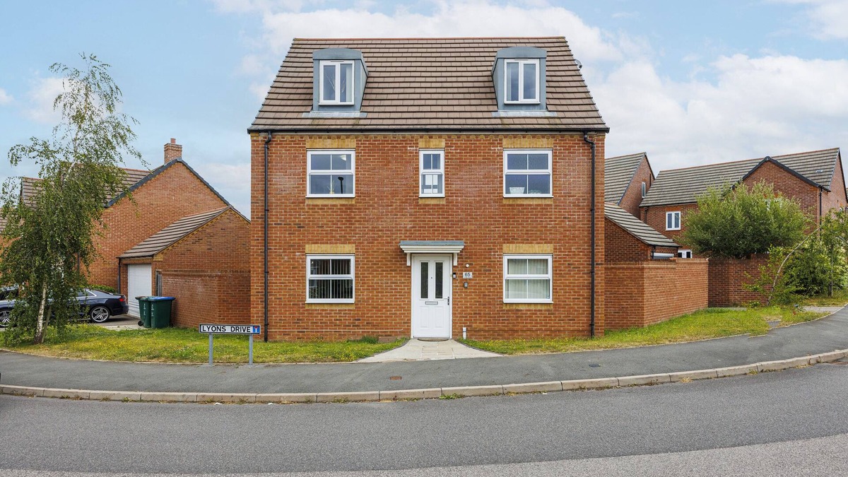 Gamston House | Stunning Coventry House for the Larger Group with Parking and Hot Tub