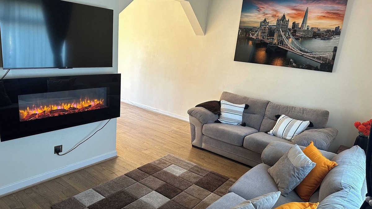 Aberdeen House | Stunning cozy three bedroom house near ARI