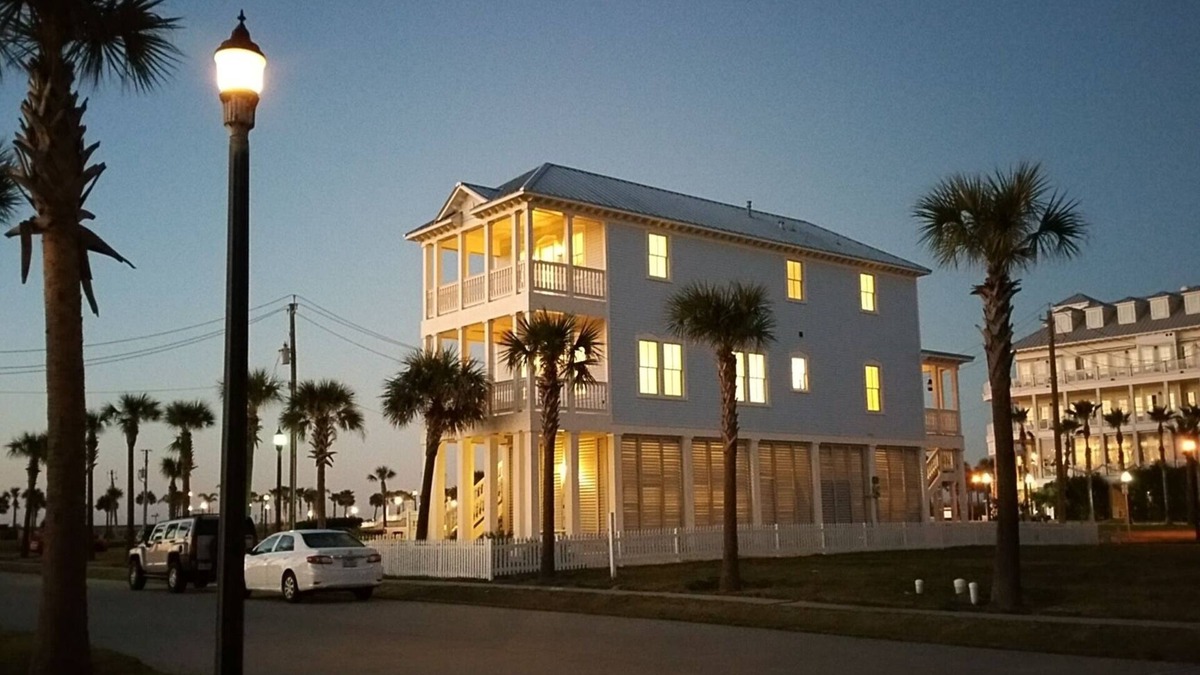 Beachtown House | STUNNING! CUSTOM BEACH HOUSE, HOT TUB, BEACH JUST STEPS AWAY