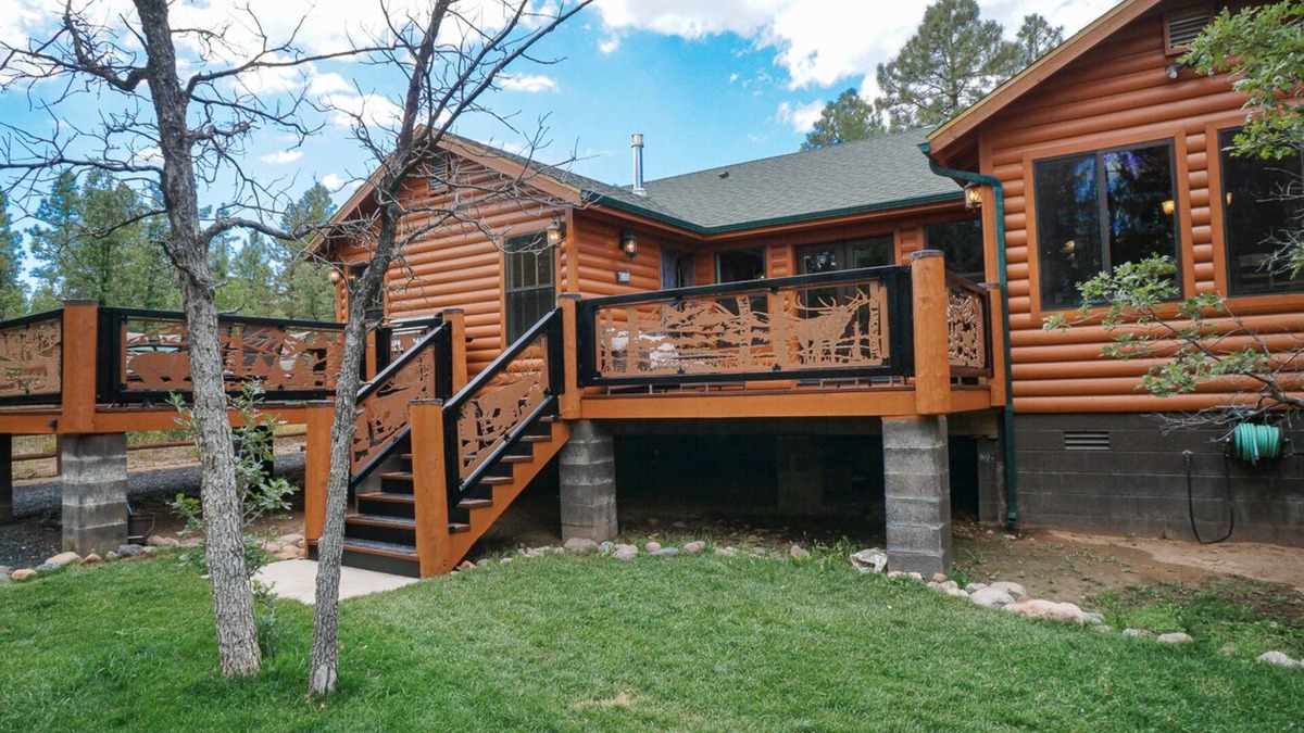 Show Low Cabin | STUNNING CUSTOM BUILT CABIN ON LARGE FENCED LOT WITH THEATER ROOM! PETS WELCOME