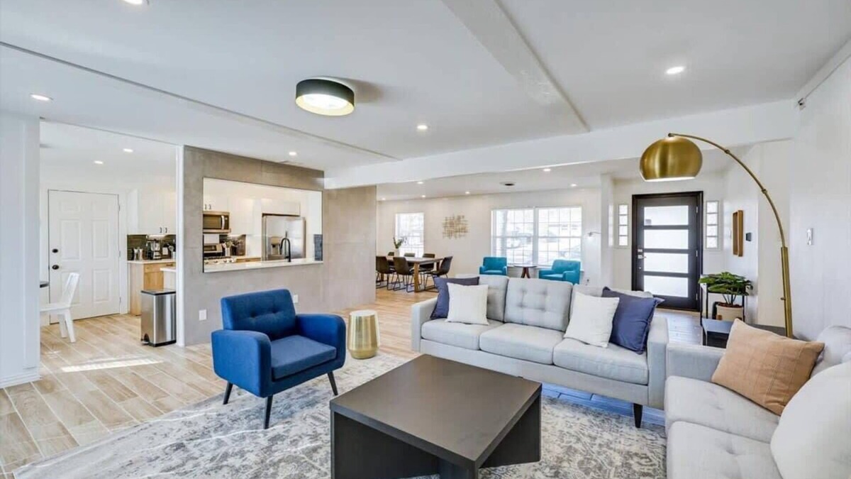 Northwest Dallas House | Stunning Dallas Home w Beautiful Yard, Big Groups
