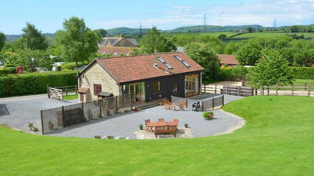 Bridport House | Stunning detached character barn in idyllic countryside near Bridport & beaches