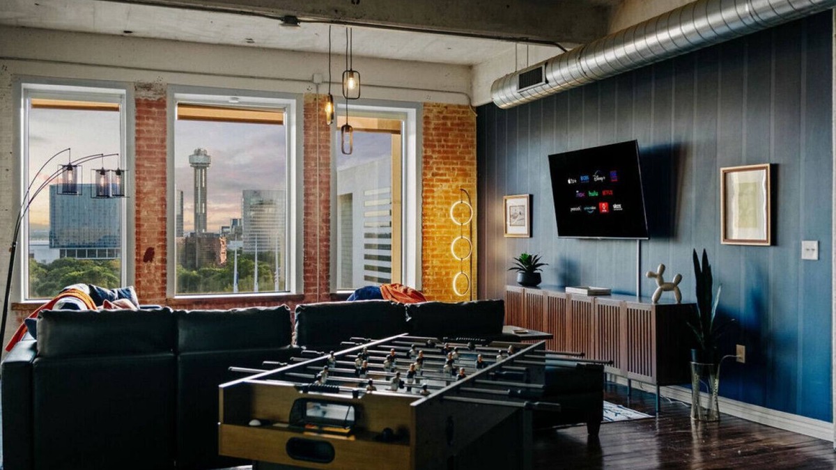 Downtown Dallas Apartment | Stunning Downtown Private Study Themed Loft With City View : Free valet, pool, gym