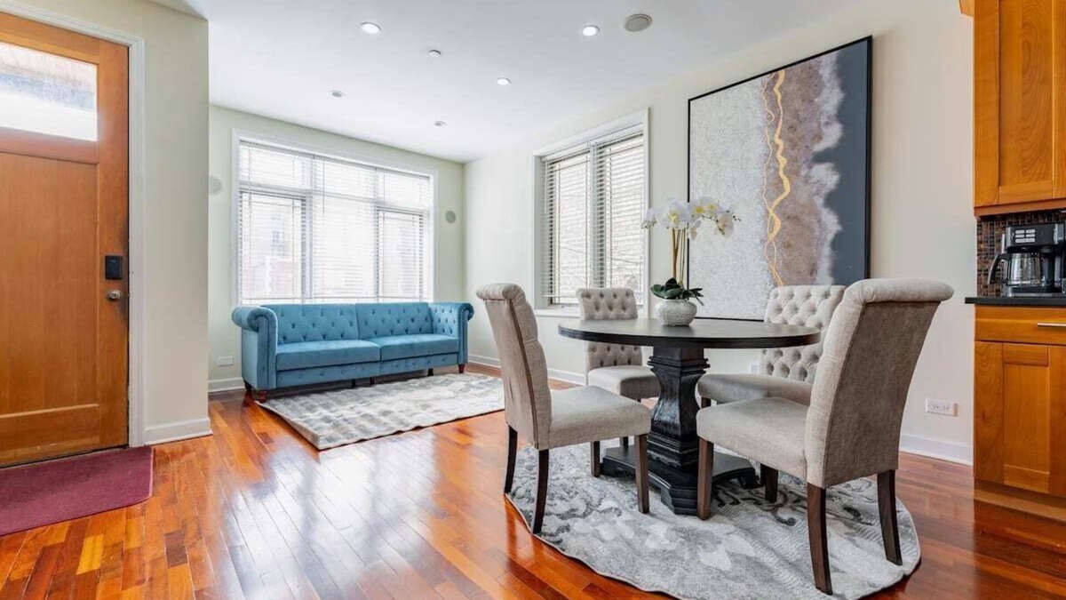 Pulaski Park House | Stunning Duplex-4BD/3BA *Prime Location* Sleeps 12
