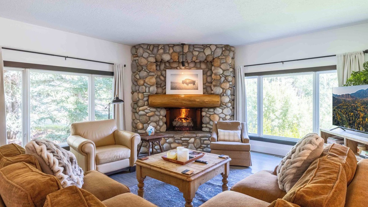Elkhorn Village Condo | Stunning Elkhorn Condo with Sauna, Hot Tub, + More!