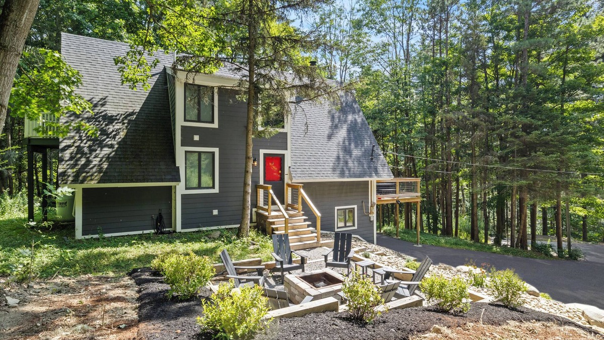 Ellicottville House | Stunning Ellicottville Hilltop Ski Chalet