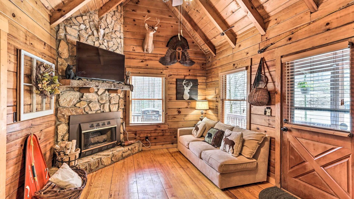 Walnut Mountain Cabin | Stunning Ellijay Cabin w/Community Amenities
