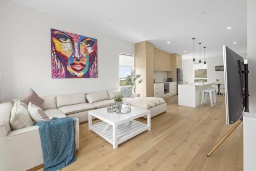 Paraparaumu Beach Apartment | Stunning executive family home!
