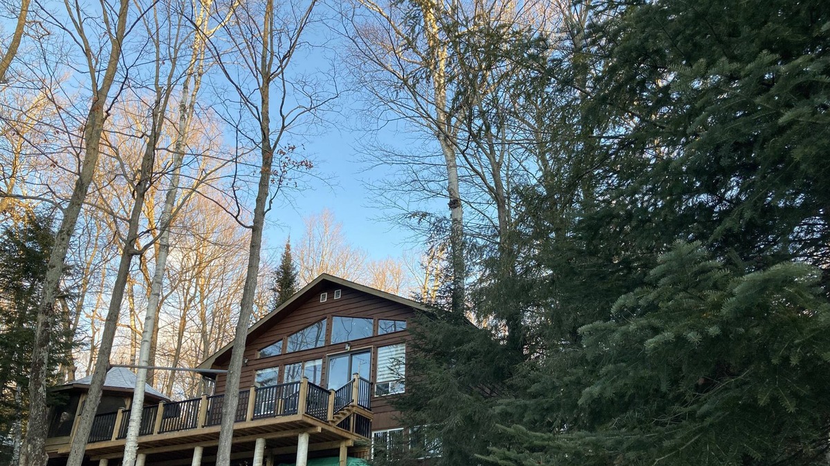 Harcourt Cottage | Stunning Fall Colours, Lake and Forest view, hiking.
