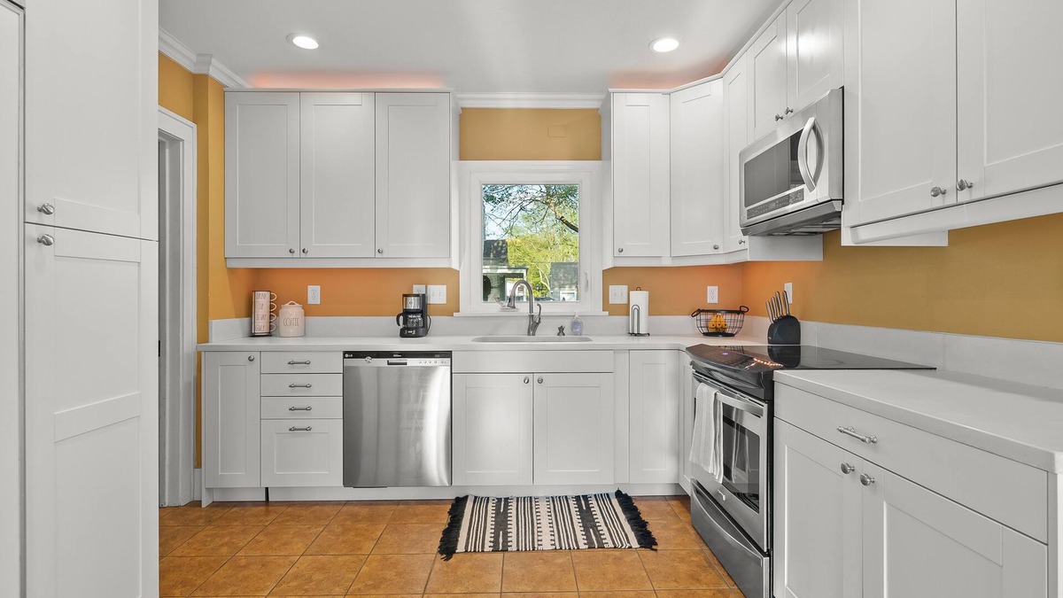 Waterloo House | Stunning Family Getaway - 4 Queens + 2 Twin Beds