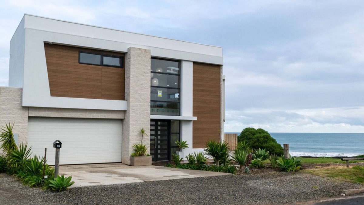 Middleton House | Stunning Family Home Ocean Views - 1 min walk from the beach!