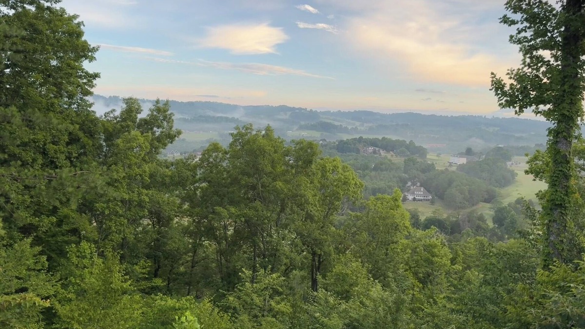 Tazewell Condo | Stunning Family Retreat overlooking Golf Course