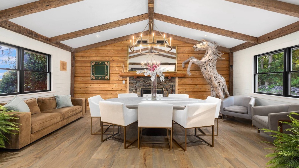Middletown House | Stunning Farmhouse - Private Pool & Vintage Arcade - Close to Newport & Beaches