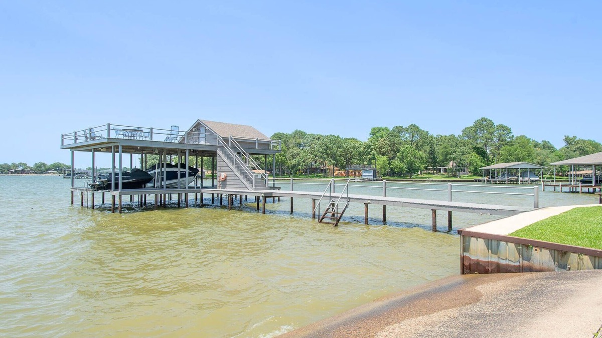 Cedar Creek Reservoir House | Stunning Five Bedroom Escape - Great Water!