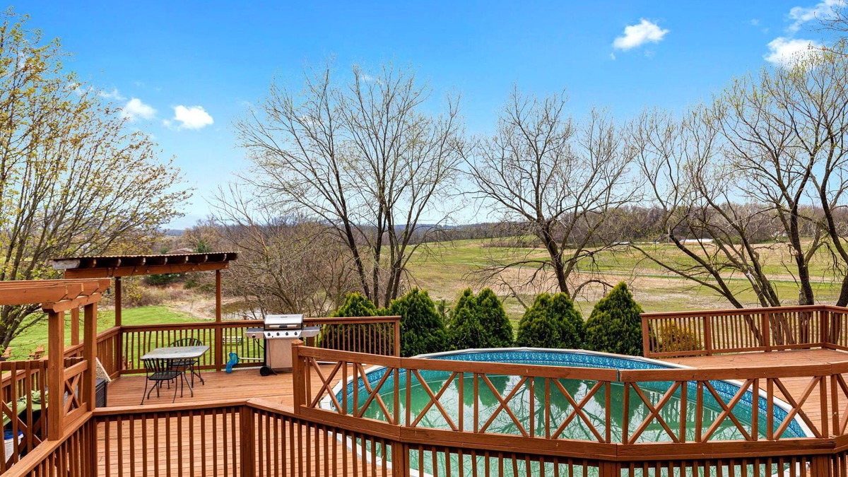 Berryville Villa | Stunning Former Winery With Mountain Views