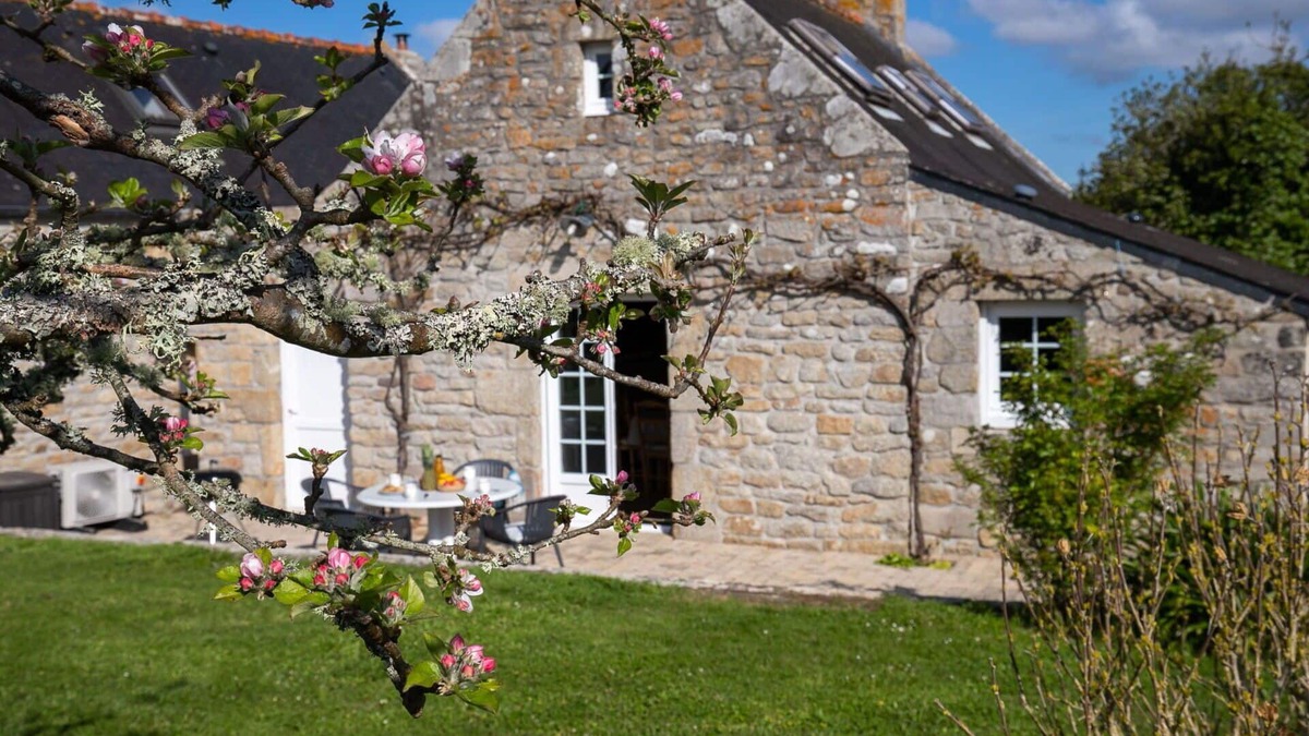 Loctudy House | Stunning private villa for 4 people with WIFI, TV, terrace, pets allowed and parking