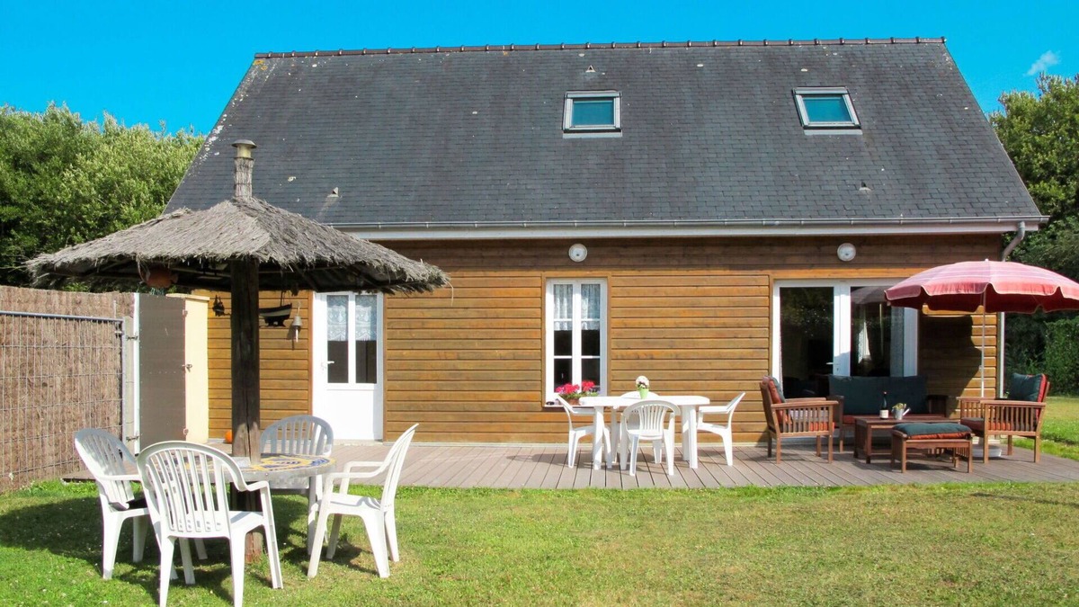 Saint-Laurent-sur-Mer House | Stunning private villa for 6 guests with TV, terrace, pets allowed and parking