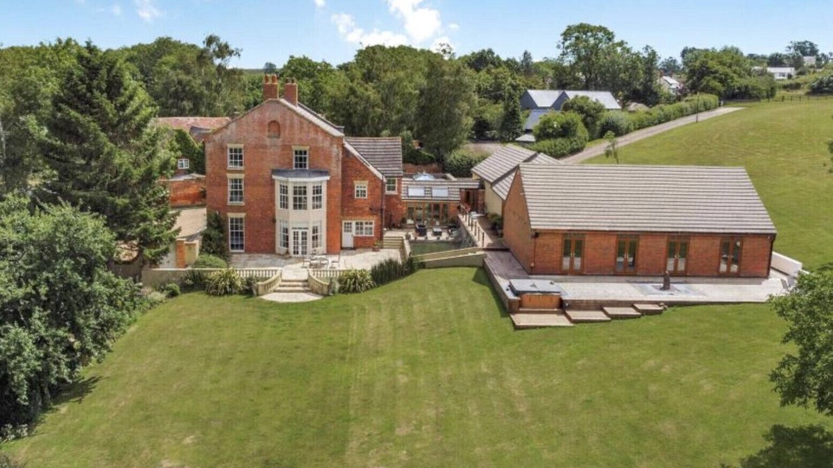 Braunston House | Stunning georgian manor, in 6 acres with hot tub & heated pool near silverstone