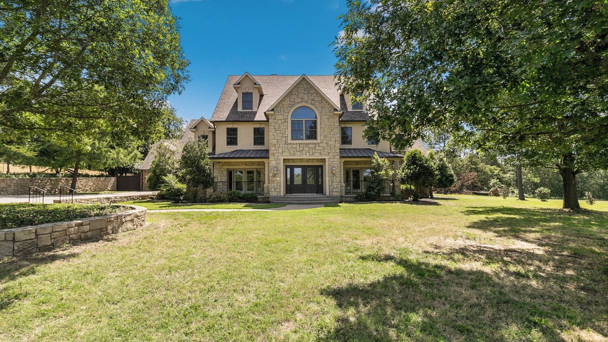 Denison House | Stunning Getaway in charming Denison - Retreat Minutes from Downtown - Sleeps 10
