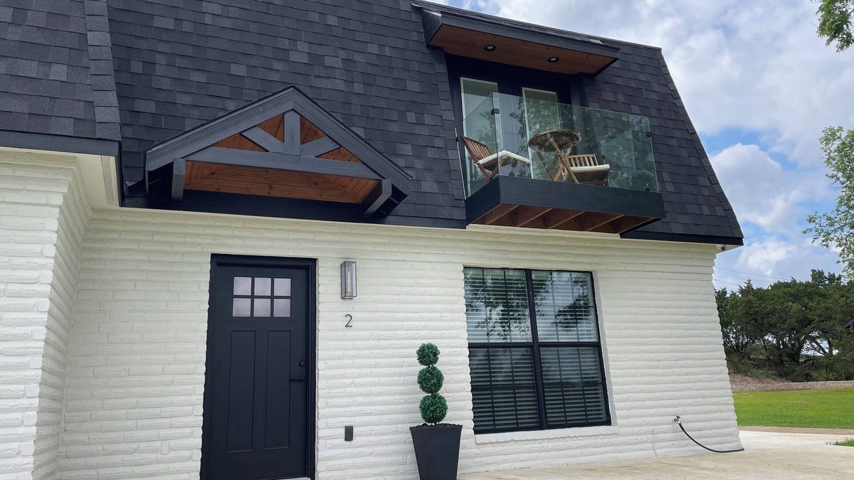 Wetmore House | Stunning Glass Balcony Townhome with Rolling Hills View Near Six Flags & Boerne
