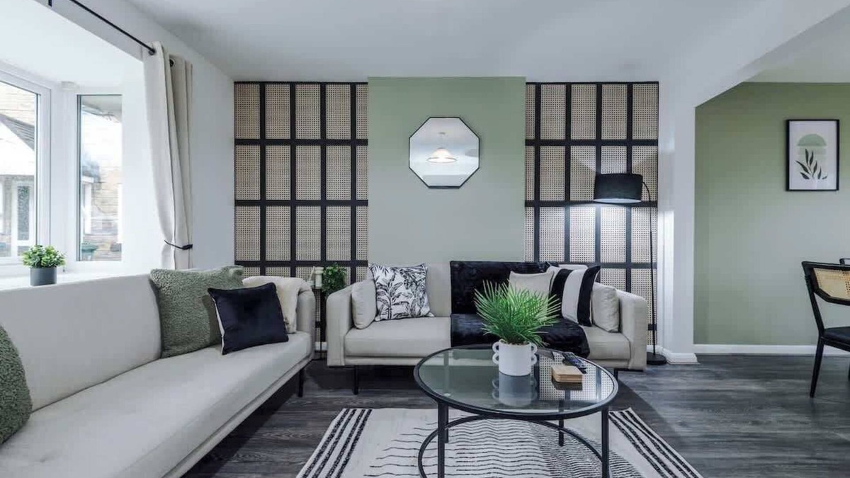 Ashton-under-Lyne House | Stunning Home, Ideal for Business, FREE Parking!