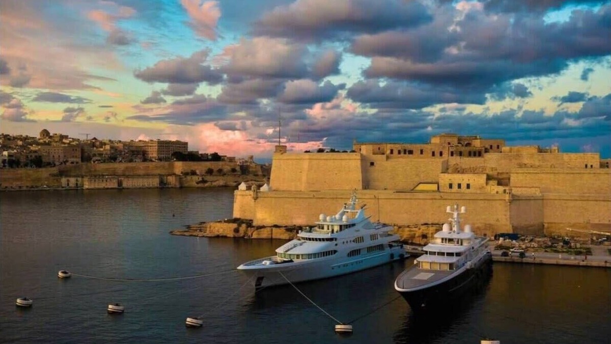 Senglea Apartment | Stunning Holiday Home with Gorgeous Harbour Views.
