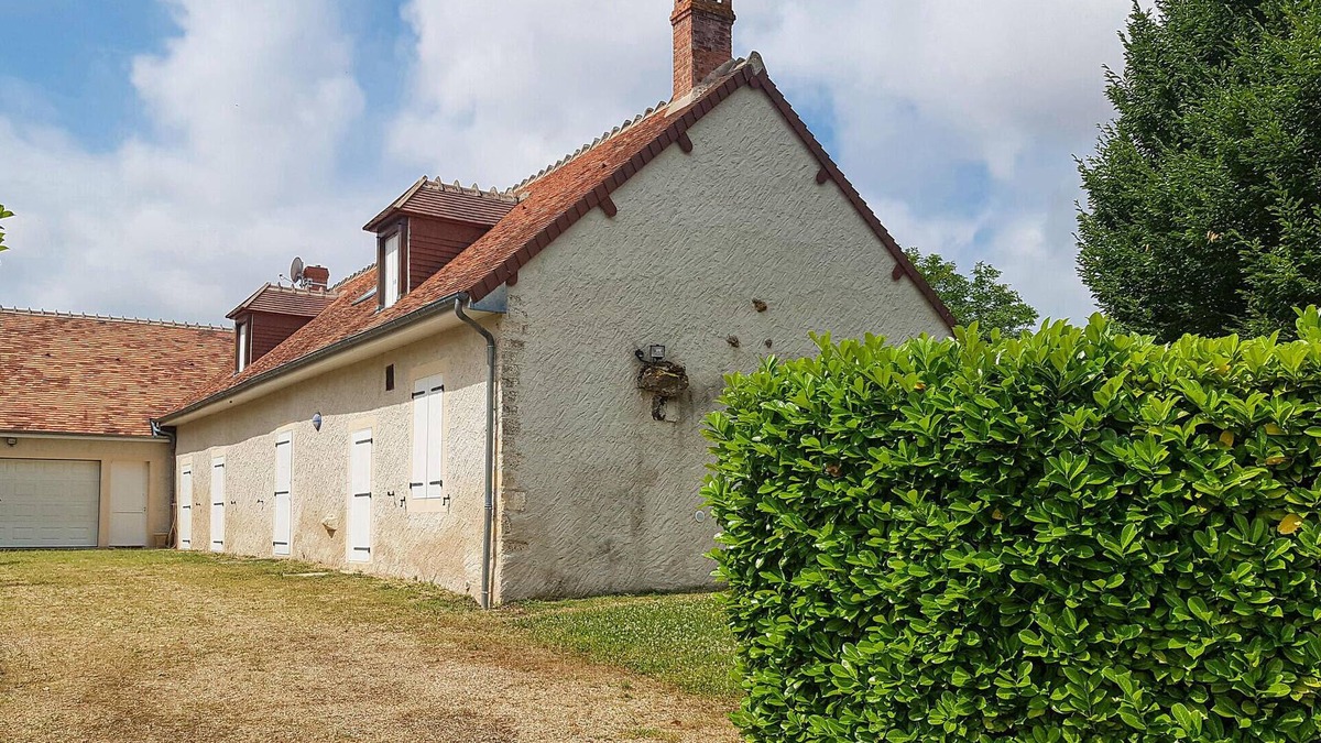 Ardentes House | Stunning home in Ardentes with kitchen