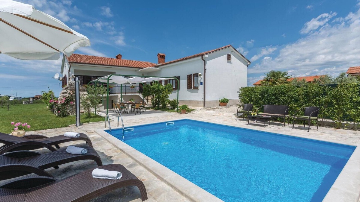 Nova Vas House | Stunning home in Brtonigla with kitchen