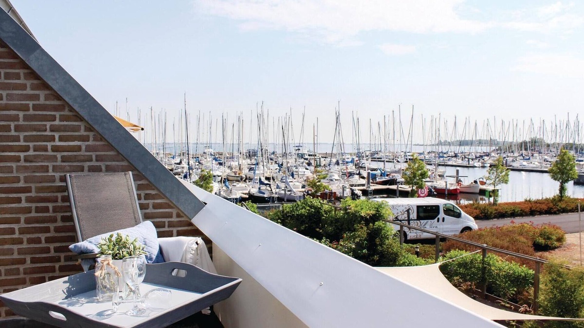Bruinisse House | Stunning home in Bruinisse with kitchen