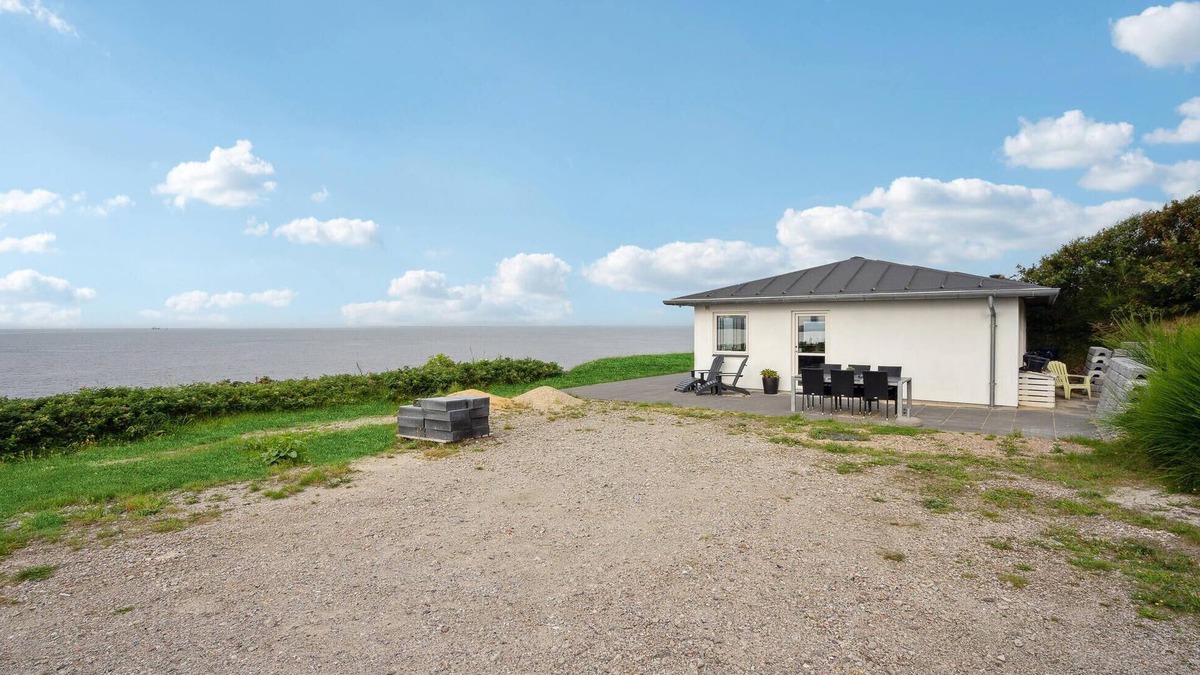 Esbjerg House | Stunning home in Esbjerg V with kitchen