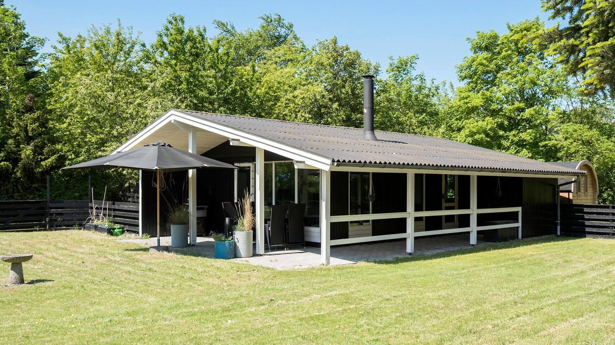 Kaldred House | Stunning home in Eskebjerg with kitchen