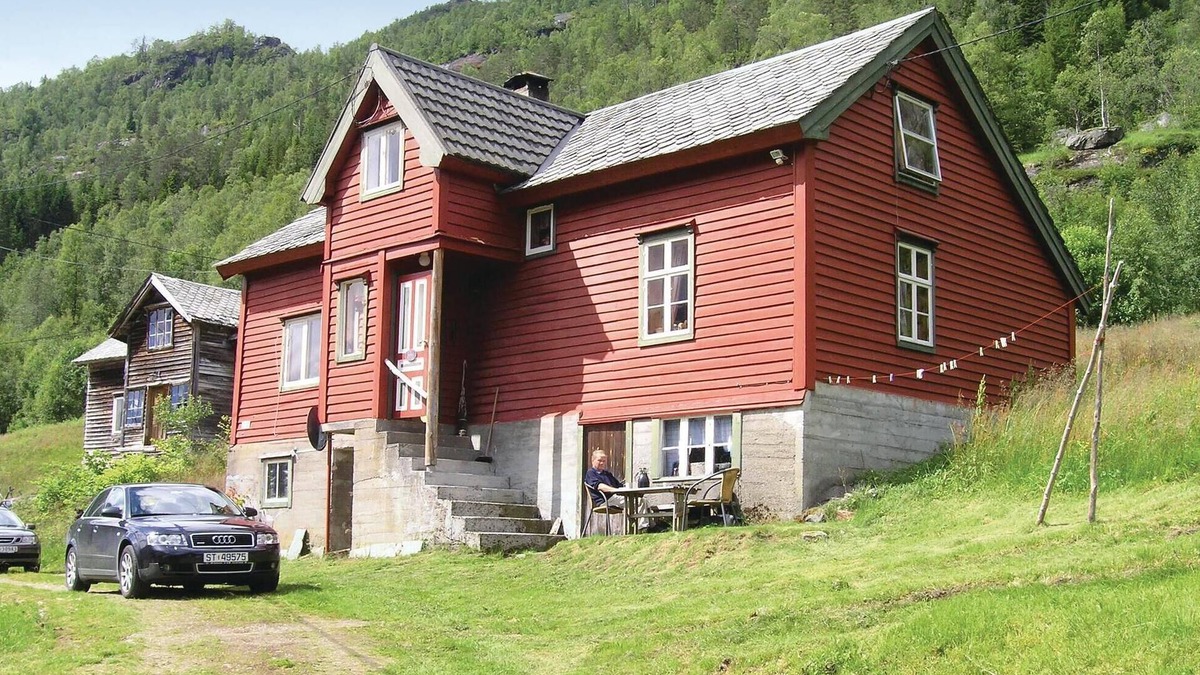 Evanger House | Stunning home in Evanger with kitchen