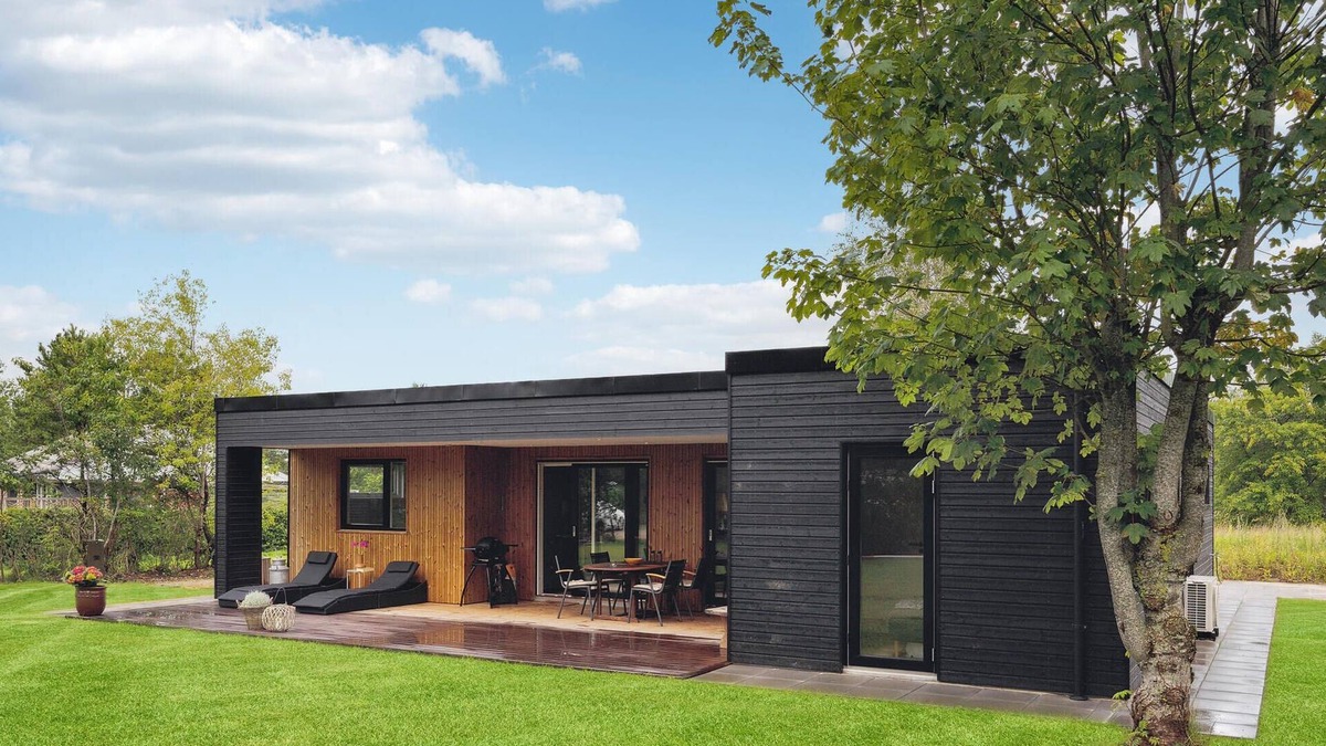 Farvang House | Stunning home in Fårvang with WiFi