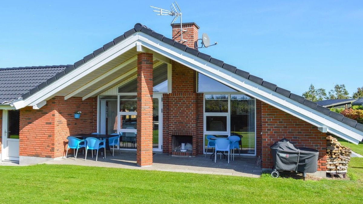 Haslevgarde House | Stunning home in Hadsund with kitchen