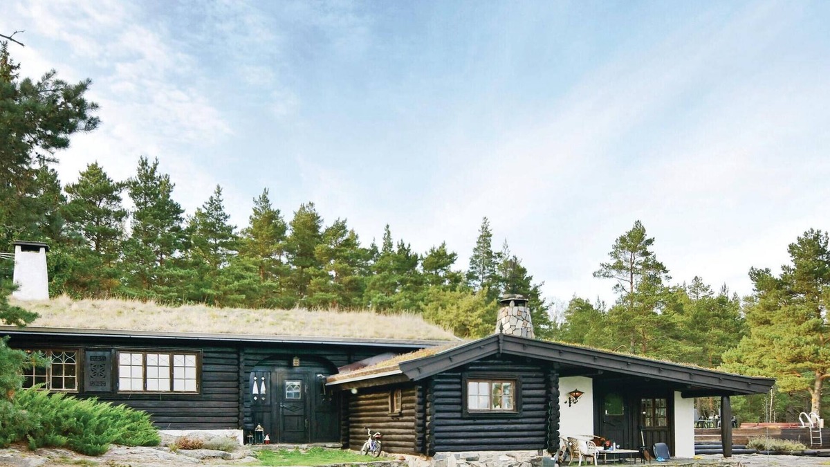 Hammaro House | Stunning home in Hammarö with jacuzzi