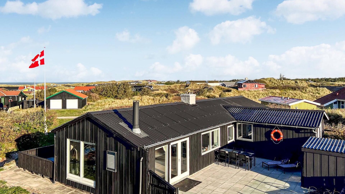 Grønhøj House | Stunning home in Løkken with kitchen