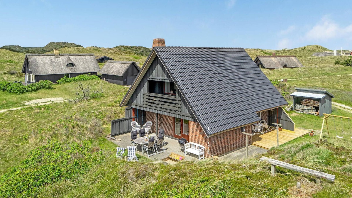 Grærup Strand House | Stunning home in Oksbøl with kitchen