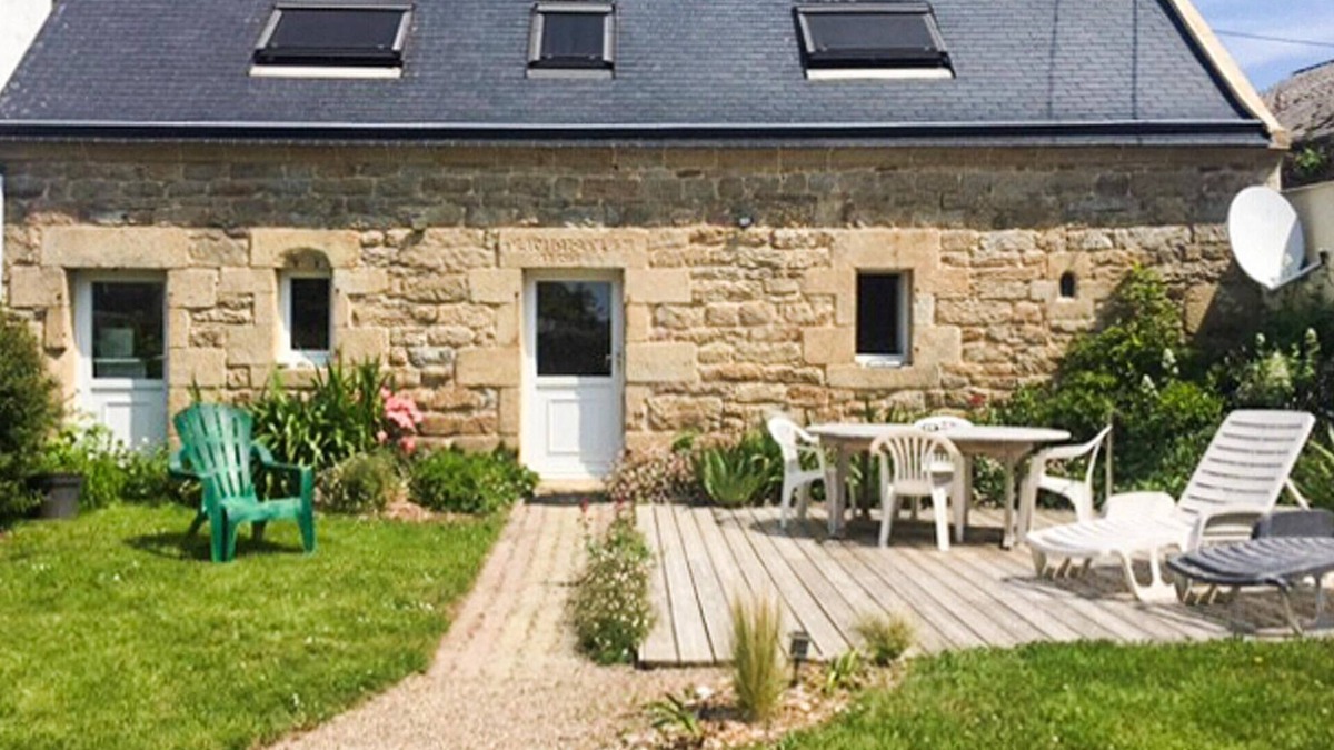 Plouhinec House | Stunning home in Plouhinec with kitchen
