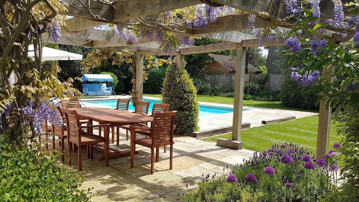 Itchenor House | Stunning Home in Pretty Seaside Village with Seasonal Pool and Large Garden